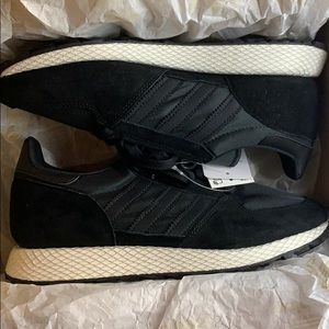 Adidas men’s Black size 8 shoes Forest grove